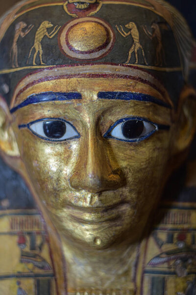 Рим, Италия - 27 ноября 2022 года: Погребальная маска Нимаатры в Григорианском египетском музее, Ватикан