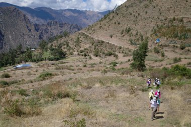 Cusco, Peru - 3 Aralık 2022: Bir grup turist Kutsal Vadi 'de yürüyüşe başladı