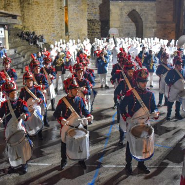 Donostia-San Sebastian, İspanya - 20 Ocak 2022: La Tamborrada Festivali sırasında Bask erkekleri kostüm davulları çalıyor