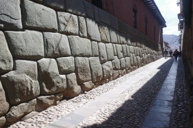Cusco, Peru - 5 Aralık 2022: Cusco, Peru 'da İnka 12 köşeli taş ile Hatun Rumiyoc Caddesi