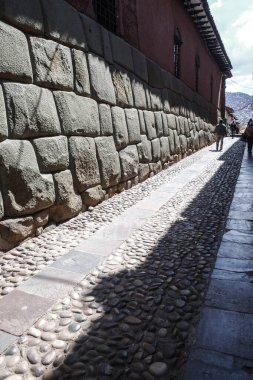 Cusco, Peru - 5 Aralık 2022: Cusco, Peru 'da İnka 12 köşeli taş ile Hatun Rumiyoc Caddesi