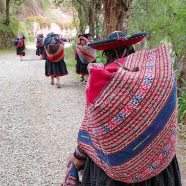 Cusco, Peru - 4 Aralık 2022: Geleneksel Tekstil Merkezi 'nden dokumacılar