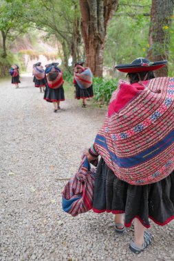 Cusco, Peru - 4 Aralık 2022: Geleneksel Tekstil Merkezi 'nden dokumacılar