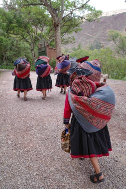 Cusco, Peru - 4 Aralık 2022: Geleneksel Tekstil Merkezi 'nden dokumacılar
