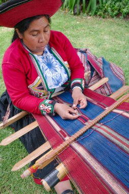 Cusco, Peru - 4 Aralık 2022: Geleneksel Tekstil Merkezi 'nden dokumacılar