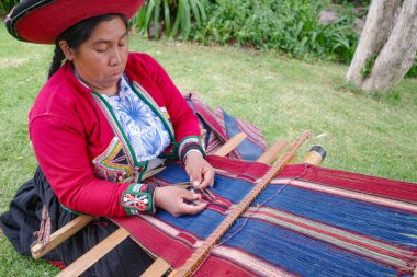 Cusco, Peru - 4 Aralık 2022: Geleneksel Tekstil Merkezi 'nden dokumacılar