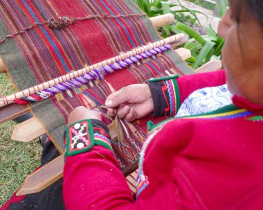 Cusco, Peru - 4 Aralık 2022: Geleneksel Tekstil Merkezi 'nden dokumacılar