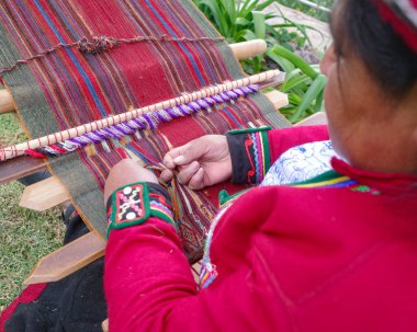 Cusco, Peru - 4 Aralık 2022: Geleneksel Tekstil Merkezi 'nden dokumacılar