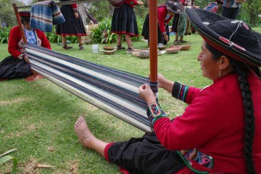 Cusco, Peru - 4 Aralık 2022: Geleneksel Tekstil Merkezi 'nden dokumacılar