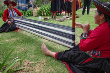 Cusco, Peru - 4 Aralık 2022: Geleneksel Tekstil Merkezi 'nden dokumacılar