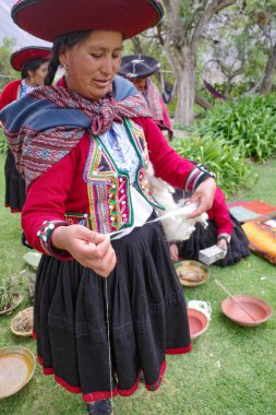 Cusco, Peru - 4 Aralık 2022: Geleneksel Tekstil Merkezi 'nden dokumacılar