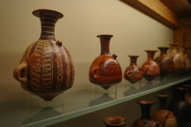Cusco, Peru - 4 Aralık 2022: Antik İnka Qero vazoları Hacienda Huayoccari sanat koleksiyonunda sergileniyor