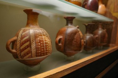 Cusco, Peru - 4 Aralık 2022: Antik İnka Qero vazoları Hacienda Huayoccari sanat koleksiyonunda sergileniyor