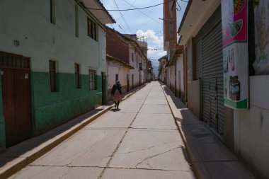Urubamba, Peru - 4 Aralık 2022 Urubamba, Kutsal Vadi 'deki sessiz arka sokak