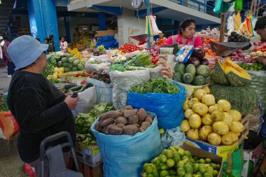 Urubamba, Peru - 4 Aralık 2022: Urubamba pazarında meyve ve sebze satıcıları