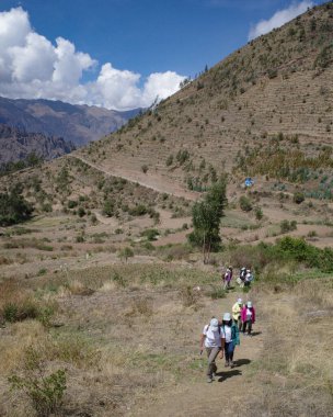 Cusco, Peru - 3 Aralık 2022: Bir grup turist Kutsal Vadi 'de yürüyüşe başladı