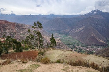 Cusco, Peru - 3 Aralık 2022: Ollantaytambo kasabası yakınlarındaki Pumamarca 'nın İnka Harabeleri