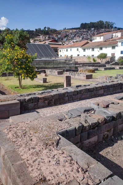 Cusco, Peru - 5 Aralık 2022: Kusicancha arkeolojik alanı, İnka harabeleri