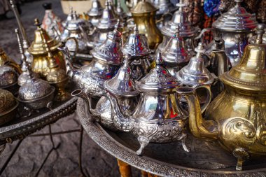 Marakeş, Fas - 10 Şubat 2023: Marakeş kırsallarında geleneksel Arap lambaları satışta