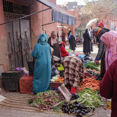 Marakeş, Fas - 25 Şubat 2023: Marakeş Medine çarşısında taze meyve ve sebze satan bakkal tezgahı