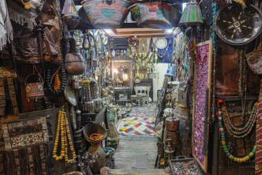 Marakeş, Fas - 9 Şubat 2023: Marakeş 'teki Medina Souk marketlerinde sanat eserleri satan bir dükkan.
