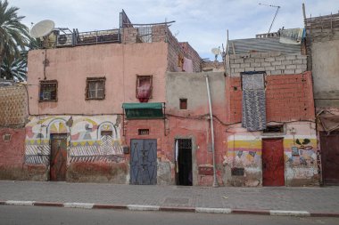 Marakeş, Fas - 24 Şubat 2023 Marakeş Medine 'nin arka sokaklarında sabahın erken saatlerinde