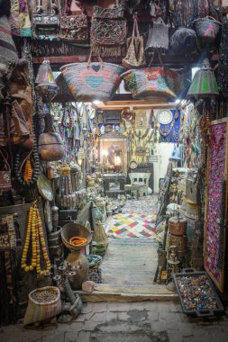 Marakeş, Fas - 9 Şubat 2023: Marakeş 'teki Medina Souk marketlerinde sanat eserleri satan bir dükkan.