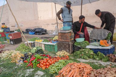 Marakeş, Fas - 25 Şubat 2023: Marakeş Medine çarşısında taze meyve ve sebze satan bakkal tezgahı