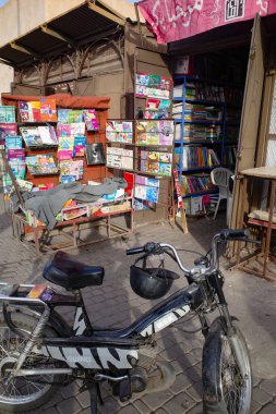 Marakeş, Fas - 8 Şubat 2023: Marakeş Medine şehir duvarları boyunca ikinci el bir kitapçı