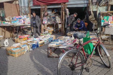 Marakeş, Fas - 8 Şubat 2023: Marakeş Medine şehir duvarları boyunca ikinci el bir kitapçı