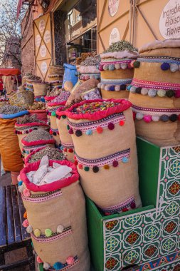 Marakeş, Fas - Marakeş Medine pazarlarında taze ürünler satılıyor