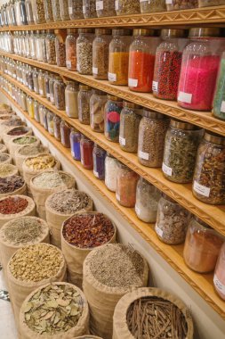 Marakeş, Fas - 8 Şubat 2023 Fas Mutfak Sanatları Müzesi 'nde kurutulmuş tohum ve baharat kavanozları