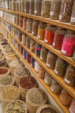 Marakeş, Fas - 8 Şubat 2023 Fas Mutfak Sanatları Müzesi 'nde kurutulmuş tohum ve baharat kavanozları