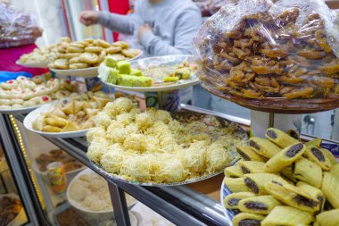 Marakeş, Fas - 21 Şubat 2023: Marakeş, Marakeş 'te satışta olan taze Kuzey Afrika pastası