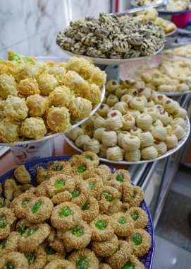 Marakeş, Fas - 21 Şubat 2023: Marakeş, Marakeş 'te satışta olan taze Kuzey Afrika pastası