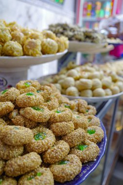 Marakeş, Fas - 21 Şubat 2023: Marakeş, Marakeş 'te satışta olan taze Kuzey Afrika pastası