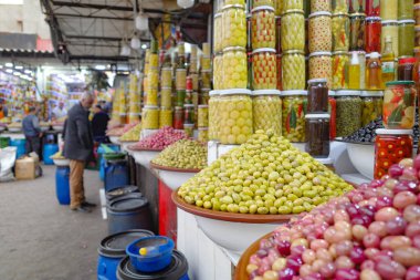 Marakeş, Fas - 21 Şubat 2023: Marakeş Medine 'de zeytin ve zeytin ürünleri satılıyor