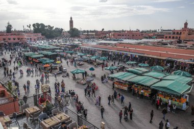 Marakeş, Fas - 21 Şubat 2022: Jema el-Fna Meydanı 'ndaki market tezgahlarının manzarası