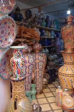 Marakeş, Fas - 21 Şubat 2023: Marakeş Çarşısında El Sanatları Satılıyor