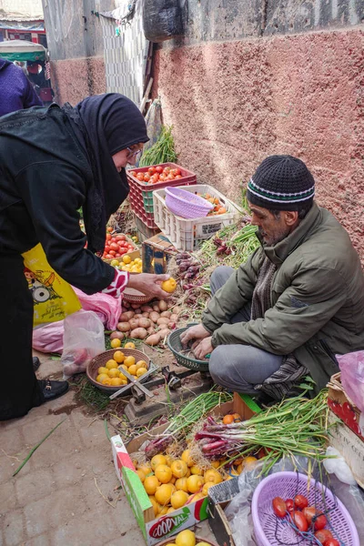 Marakeş, Fas - 25 Şubat 2023: Marakeş Medine çarşısında taze meyve ve sebze satan bakkal tezgahı