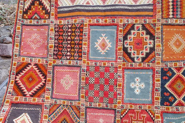 Imlil Morocco Fenb 2023 High Altas Mountains出售的传统柏柏尔地毯和地毯 — 图库照片