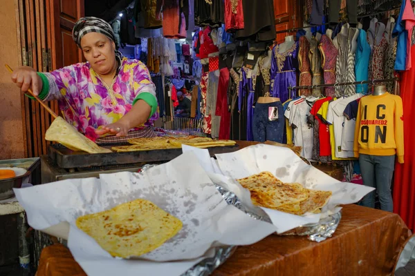 Marakeş, Fas - 21 Şubat 2023: Bir bayan Marakeş Medine 'de bir markette taze ekmek yapıyor