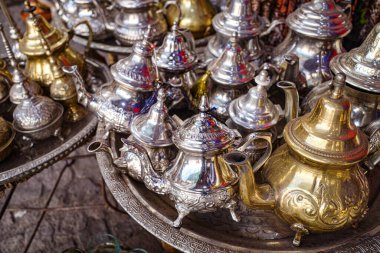 Marakeş, Fas - 10 Şubat 2023: Marakeş kırsallarında geleneksel Arap lambaları satışta