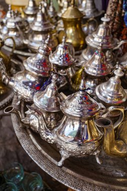 Marakeş, Fas - 10 Şubat 2023: Marakeş kırsallarında geleneksel Arap lambaları satışta