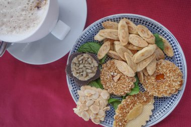 Marakeş, Fas - 9 Şubat 2023: Geleneksel Fas tatlıları ve kurabiyeleri