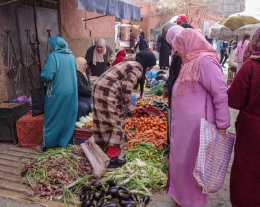 Marakeş, Fas - 25 Şubat 2023: Marakeş Medine çarşısında taze meyve ve sebze satan bakkal tezgahı