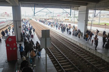 Kazablanka, Fas - 9 Şubat 2023: Casa Voyageurs tren istasyonundaki tren platformu