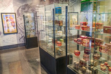 Kazablanka, Fas - 9 Şubat 2023: Abderrahman Slaoui Vakıf Müzesi 'nde sergilenen sanat çalışmaları