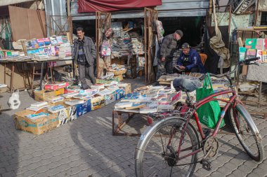 Marakeş, Fas - 8 Şubat 2023: Marakeş Medine şehir duvarları boyunca ikinci el bir kitapçı