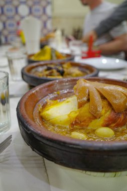 Marakeş, Fas - 21 Şubat 2023: Kuzu eti, et ve sebzeli geleneksel Fas Tagine yemekleri